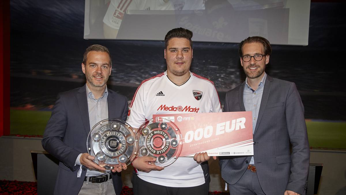 Für ihn gab es 10.000 Euro und die Schale als Zusatz für den Gewinn der Virtuellen Bundesliga 2016 mit dem FC Ingolstadt