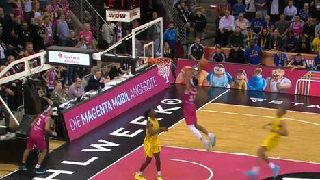 Die Telekom Baskets Bonn gewinnen das Topspiel gegen ALBA Berlin und verdrängen die Hauptstädter vom ersten Platz. Die Szene des Spiels lieferte Javontae Hawkins mit einem Alley-Oop.