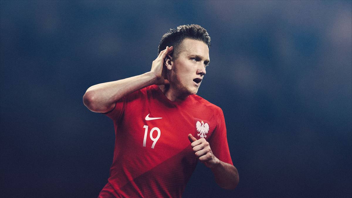 Und auch die Polen haben ein komplett in Rot gehaltenes Jersey in ihrem Repertoire