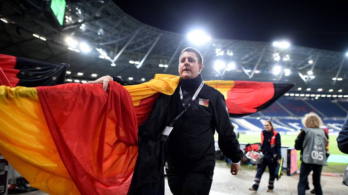 Im Stadion werden die Fahnen eingerollt, die Fans verlassen besonnen und ruhig den Stadionbereich in Hannover 
