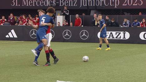 In der Zwischenrunde beim Mercedes-Benz JuniorCup zwischen dem 1. FC Köln und Manchstester United geht es auch mal emotional zur Sache.