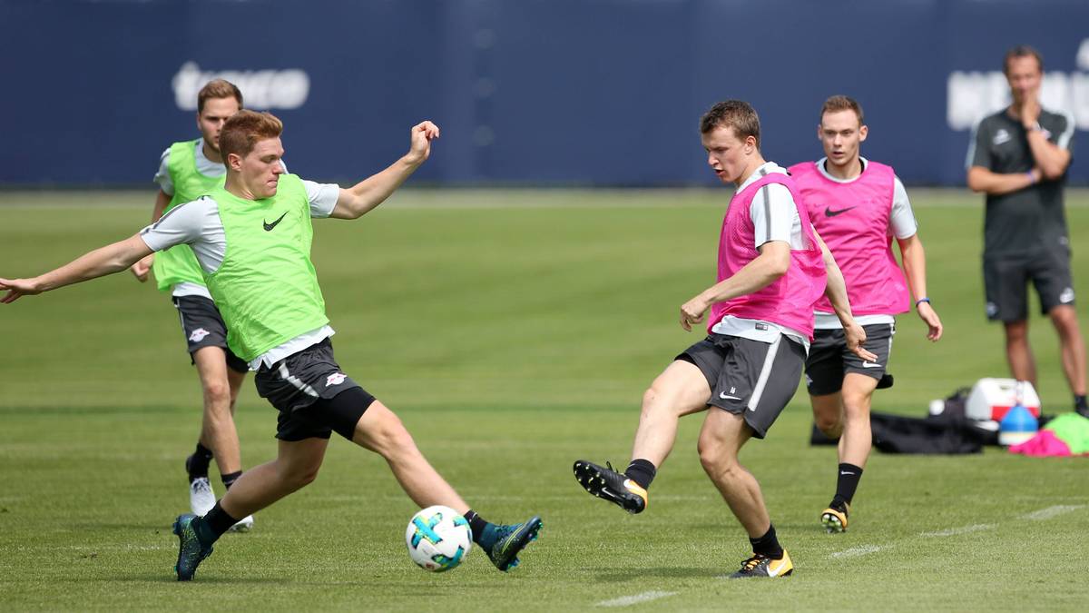 Kein Zugang, aber ein Rückkehrer ist Lukas Klostermann (3.v. l.). Der Rechtsverteidiger und Olympiateilnehmer verpasste fast die komplette vergangene Saison wegen eines Kreuzbandrisses. Jetzt greift er wieder an