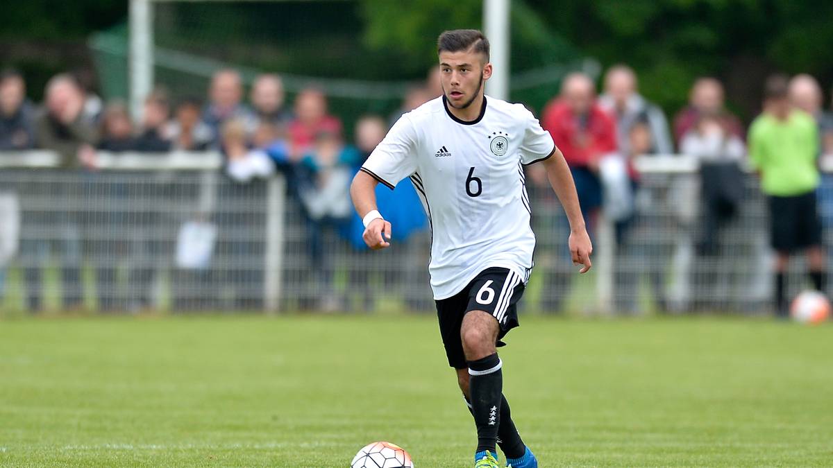 SAHVERDI CETIN (*28. SEPTEMBER 2000): Neben Aymen Barkok das größte Talent bei Eintracht Frankfurt. Der 17-Jährige steht seit 2017/18 im Bundesliga-Kader, wurde aber bislang noch nicht eingesetzt. Der zentrale Mittelfeldspieler glänzt mit Übersicht, Technik und Passsicherheit