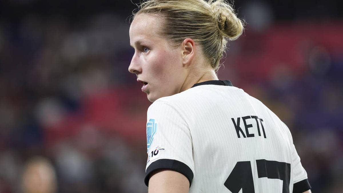 Zur EM-Vorbereitung nach Herzogenaurach reiste Franziska Kett verspätet an, weil die Abiturfeier noch anstand. Auf die anschließende Abireise mit ihren Mitschülern verzichtete sie dann – für die 20-Jährige ging es stattdessen mit dem DFB-Team in die Schweiz.