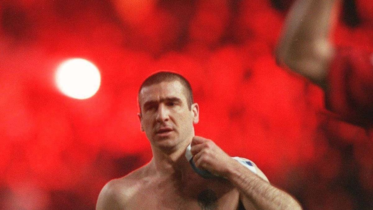 Eric Cantona kam 1992 von Erzfeind Leeds United ins Old Trafford. Der Franzose wurde jedoch schnell zum Publikumsliebling und gehört bis heute zu den populärsten Spielern, die je das Trikot der Red Devils tragen durften 