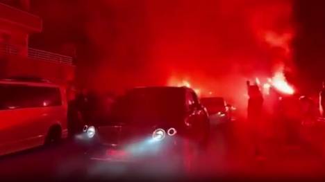Sane steht kurz vor einem Wechsel zu Galatasaray Istanbul. Bei seiner Ankunft mitten in der Nacht wurde ihm ein unbeschreiblicher Empfang geboten.