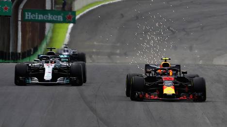 Max Verstappen (r.) und Lewis Hamilton wollen beim Rennen in Abu Dhabi die Pole Position