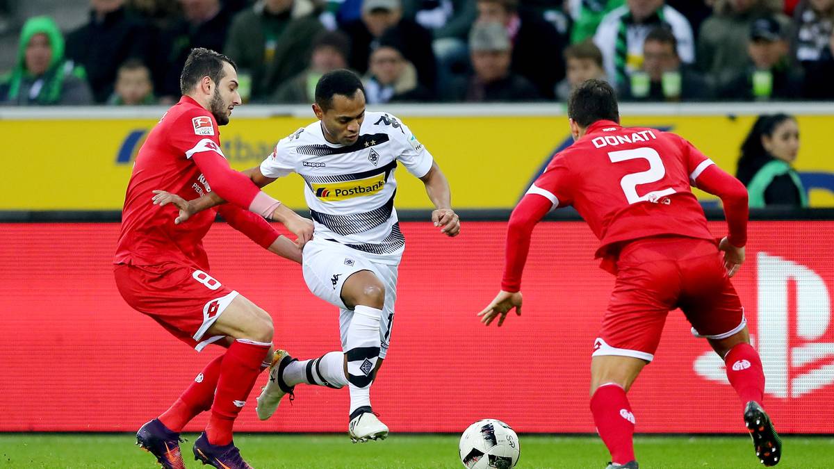 Auf dem Platz passiert in Hälfte eins wenig Spektakuläres. Die Partie ist ausgeglichen - auf einem niedrigen Niveau