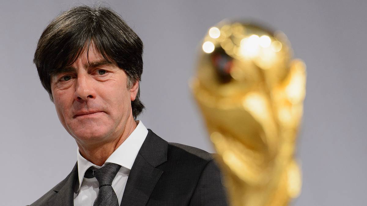 Joachim Löw verlängert seinen Vertrag als Nationaltrainer vorzeitig bis nach der WM 2018 in Russland. Sein bisheriger Kontrakt wäre noch bis 2016 gelaufen. Löw ist seit 2006 Bundestrainer, nachdem er zuvor als Co-Trainer unter Jürgen Klinsmann tätig war. SPORT1 blickt in Bildern auf die Laufbahn des deutschen Bundestrainers zurück