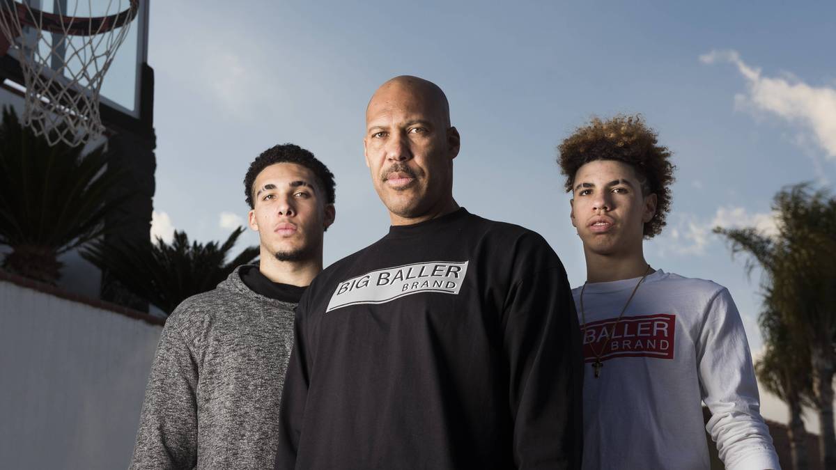 Während Lonzos Weg in die NBA ganz klassisch für den US-Sport über High School und College verlief, war LaVars Karriereplanung für die beiden kleinen Brüder durchaus kurios. Ihre ersten Schritte im Profi-Bereich sollten LiAngelo und LaMelo beim litauischen Dorf-Klub Prienu Vytautas machen, wo der Trainer kaum Englisch spricht und die heimische Halle mit 1700 Zuschauern ausverkauft ist. Das hatte Gründe