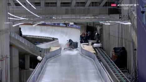 Als Weltcup-Fünfter geht der Österreicher Markus Treichl mit seinem Viererbob als Medaillenkandidat ins Olympia-Rennen. Unmittelbar nach dem Start sind alle Hoffnungen jedoch schon dahin, die Kommentatoren reagieren fassungslos.