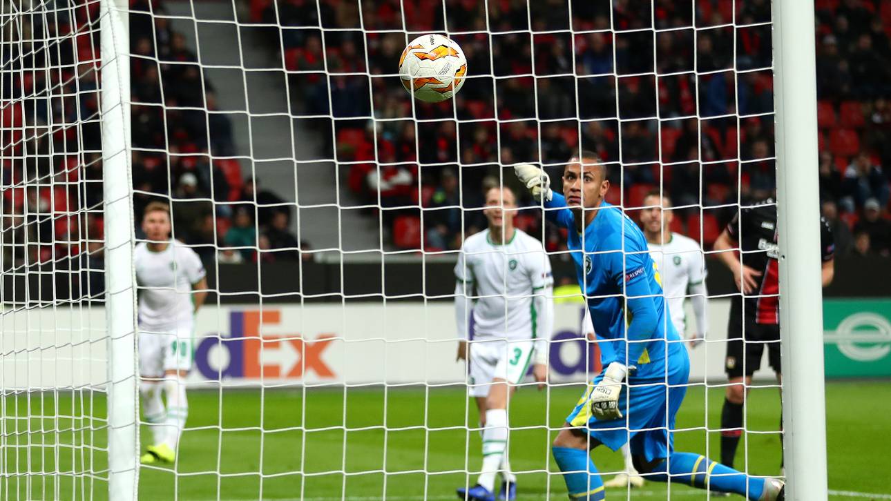 Weisers Kunstschuss rettet Bayer