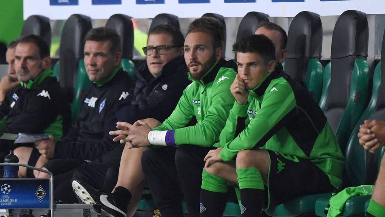 Torwart Tobias Sippel (Mitte) und Max Eberl (dahinter) auf der Gladbach-Bank 2016