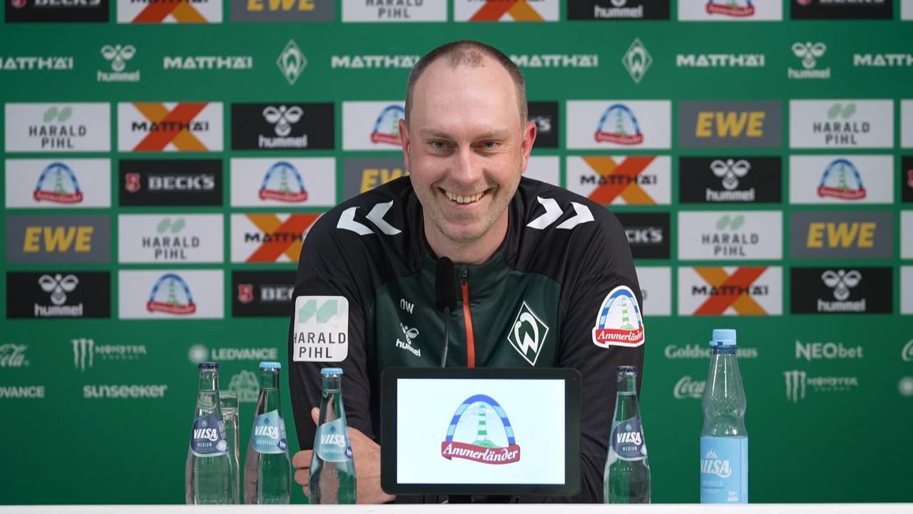 Anzug oder Hawaii-Hemd? Werder-Coach in Scherzlaune