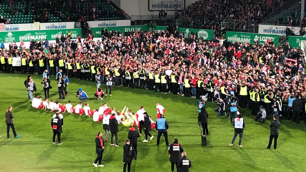 Kölns Spieler nehmen sich auch noch einen Moment und genießen die Stimmung