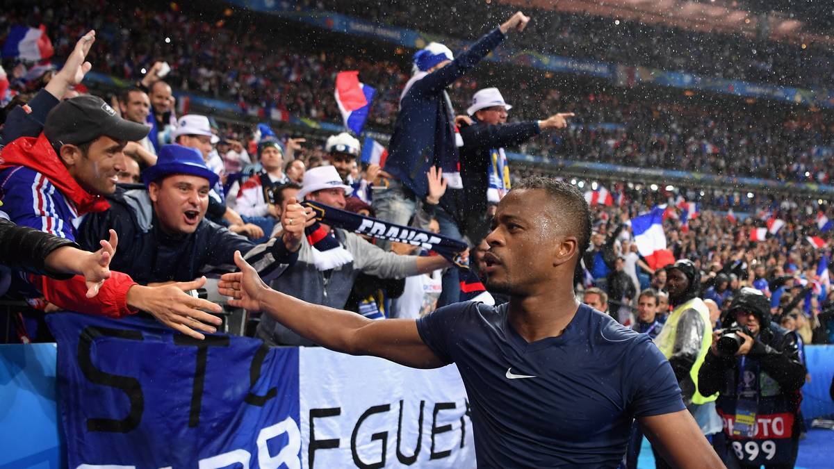 Evra kam im Alter von einem Jahr nach Frankreich, mit zehn zog er für eine kurze Zeit zurück in den Senegal. Insbesondere für seine Beschneidung. Seine Rückkehr beschrieb er als "keine gute Erfahrung"