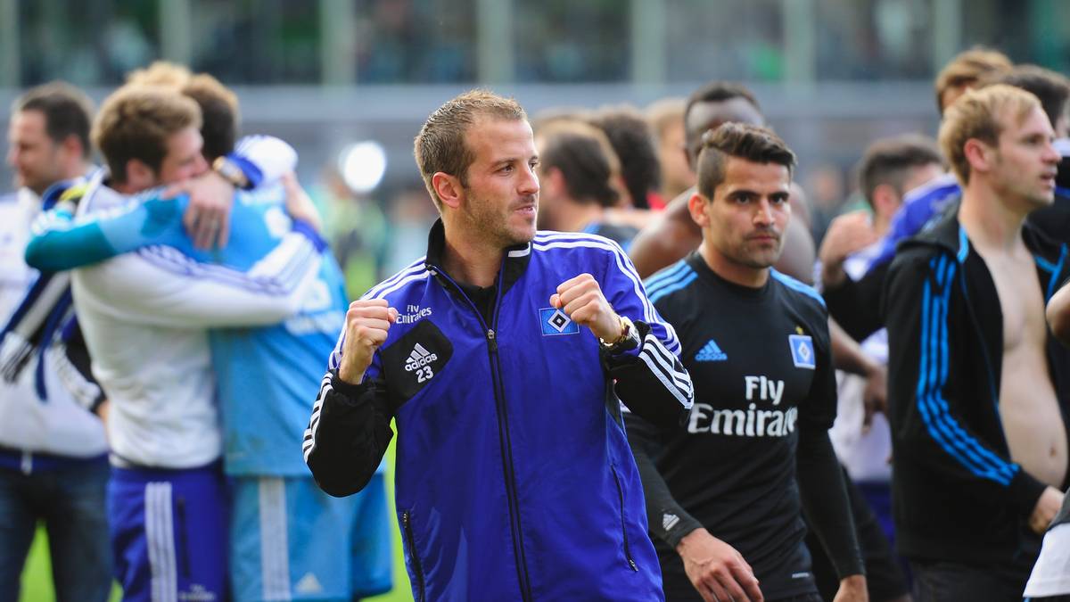 Mit viel Glück können van der Vaart und der HSV 2014 den Abstieg in die 2. Bundesliga verhindern. Zwei Remis gegen Greuther Fürth reichen für den Klassenerhalt. Dafür verpasst van der Vaart allerdings wegen einer Wadenverletzung die WM in Brasilien