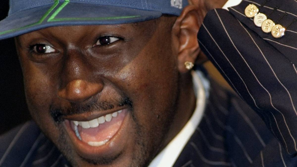 Erinnert sich noch jemand an diesen Herren? Robert Traylor heißt der gute Mann. Er wird 1998 von den Dallas Mavericks an sechster Position gedraftet und für Nowitzki an die Milwaukee Bucks abgegeben. 438 Spiele bestritt er in der NBA für Milwaukee, Cleveland, Charlotte und New Orleans. 2011 verstarb er in Puerto Rico im Alter von nur 34 Jahren