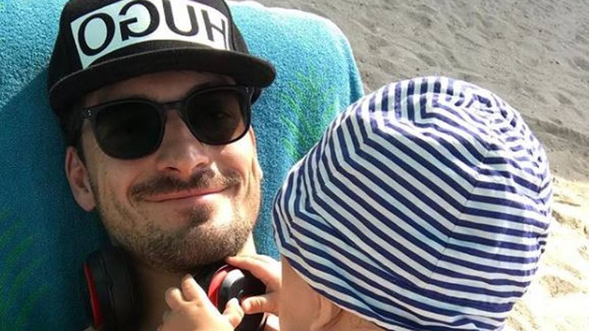 Mats Hummels vergnügt sich mit seinem Sohn Ludwig, ...
