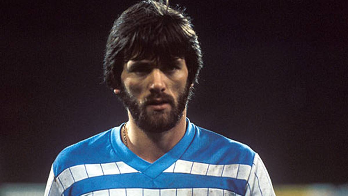 FRIEDHELM FUNKEL, kam 1973 als 19-Jähriger zum damaligen Werksklub. Nach einem FCK-Intermezzo zwischen 1980 und 1983 blieb Funkel bis zum Karriereende 1990 in Uerdingen. Der offensive Mittelfeldmann kommt auf 470 Pflichtspiele und 137 Tore für Bayer 05. Feierte danach als Trainer in Uerdingen den Durchbruch