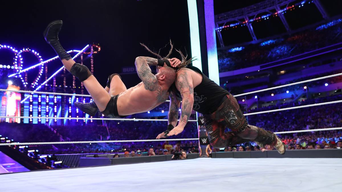 Im WWE World Title Match steht er gegen Randy Orton aber auf verlorenem Posten. Oh weh, das wird gleich ordentlich weh tun