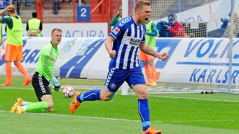 Rouwen Hennings vom Karlsruher SC jubelt über ein Tor gegen Greuther Fürth