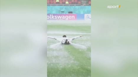Wegen strömenden Regens muss Österreichs Nationalmannschaft ihr Abschlusstraining verlegen. Christoph Baumgartner nutzt den Regen für jede Menge Spaß.