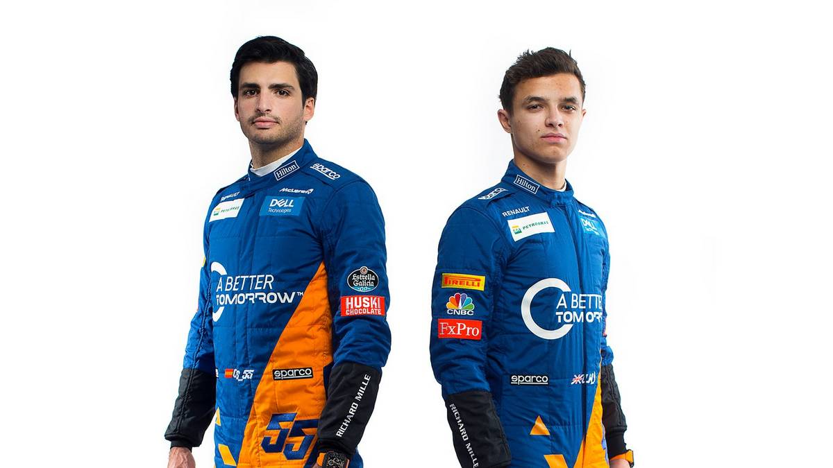 Ganz im Gegensatz zu den Fahrern. Zum ersten Mal seit zwölf Jahren geht McLaren mit einer völlig neuen Fahrerpaarung in die Saison. Passend dazu bekommen Carlos Sainz (l.) und Lando Norris (r.) auch komplett neue Overalls verpasst