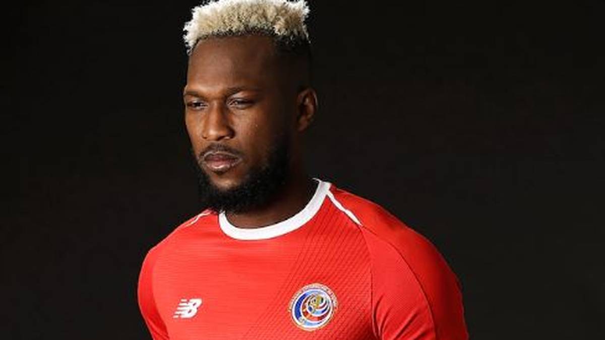 COSTA RICA (New Balance, ca. 75 Euro im US-Store): Bei der WM in Brasilien vor vier Jahren gehörte Costa Rica mit dem Viertelfinal-Einzug zu den absoluten Sensationen des Turniers. Das aktuelle Trikot-Design kann da nicht ganz mithalten - einen Aha-Effekt bietet das rote Jersey nicht