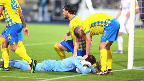 Die Teamkollegen von Eintracht Braunschweig bedanken sich bei Torwart Ron-Thorben Hoffmann