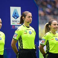 Lob, aber auch Proteste: Erstmals ist ein Fußballspiel in der italienischen Serie A von einem Schiedsrichterinnen-Trio geleitet worden.