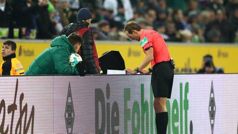 Seit dieser Saison können in der Bundesliga Entscheidungen von Schiedsrichtern überprüft werden