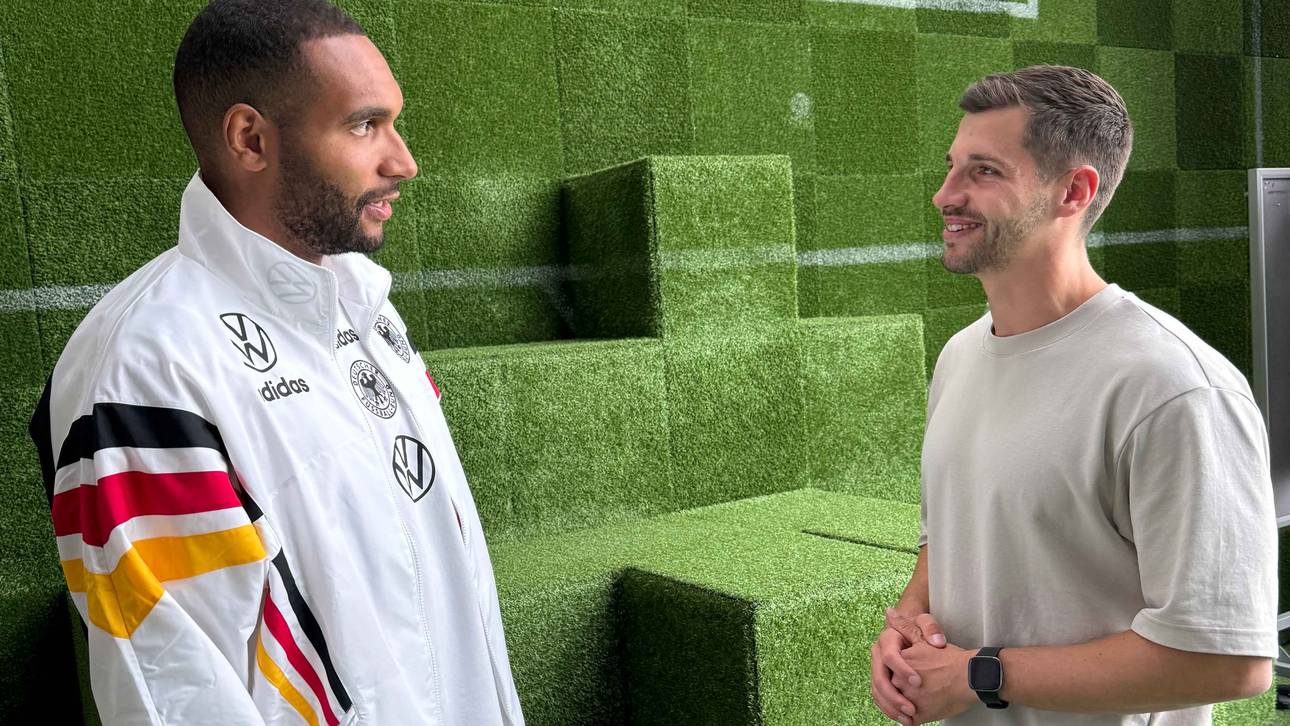 Jonathan Tah im Gespräch mit SPORT1-Reporter Manfred Sedlbauer
