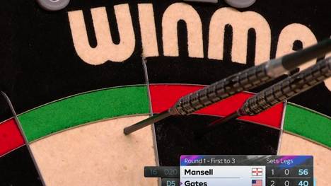 Im vierten Satz brauchen Leonard Gates und Mickey Mansell sehr lange, um das erste Leg zu beenden. Nach 33 Darts erlöst Gates das Publikum.
