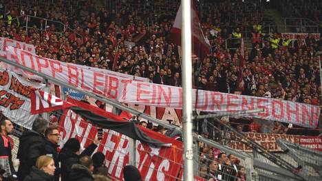 Die Fans des FC Bayern zeigten Schmäh-Plakate gegen Dietmar Hopp