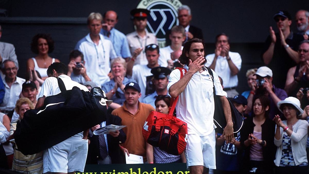 Als Nummer 15 der Welt startet der Schweizer in Wimbledon. Dort trifft er im Achtelfinale auf den siebenmaligen Titelträger Pete Sampras. Nach fünf Sätzen steht Federer als Sieger fest und beendet damit Sampras' Serie von 31 Siegen in Folge in Wimbledon. Im Viertelfinale scheitert er jedoch am Briten Tim Henman