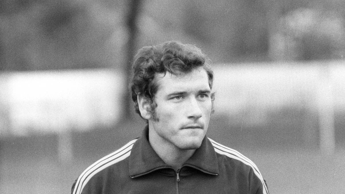 HERVÉ REVELLI: Der Mittelstürmer kam mit 18 Jahren zu seinen ersten Einsätzen für Saint-Étienne. Sieben Meistertitel gewann er mit "den Grünen" in seiner Karriere. Bis heute ist der torgefährliche, technisch starke und mit einem wuchtigen Kopfball ausgestattete Angreifer Rekordtorschütze des Vereins.
175 Tore erzielte er in seiner Zeit bei Saint-Étienne