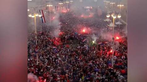 Kroatien gelingt gegen Überraschungsteam Marokko ein 2:1-Sieg und sichert sich somit Bronze bei der Fußball-WM in Katar. Die kroatischen Fans machen die Nacht zum Tag und feiert eskalativ den Medaillen-Erfolg. 