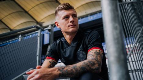 Das DFB-Team läuft wieder in schwarz auf! Für die EM 2021 erhält die Löw-Elf ein neues Auswärtstrikot - das bei den Fans gut ankommt.
