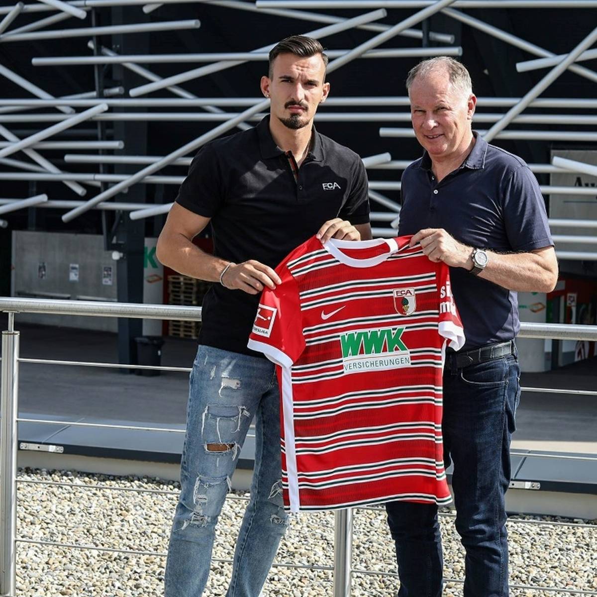 Springt ein junger Profi des FC Augsburg wenige Wochen vor dem Turnierstart noch auf den WM-Zug? Geht es nach Stefan Reuter, ist Mergim Berisha ein vielversprechender Kandidat. 