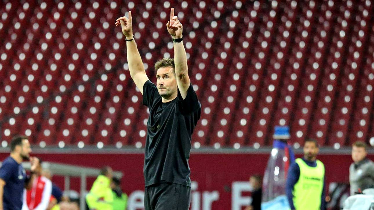 Der 1. FC Nürnberg und Miroslav Klose feiern einen sehr wichtigen Sieg