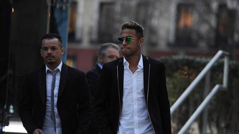 Neymar (r.) auf dem Weg ins Gericht