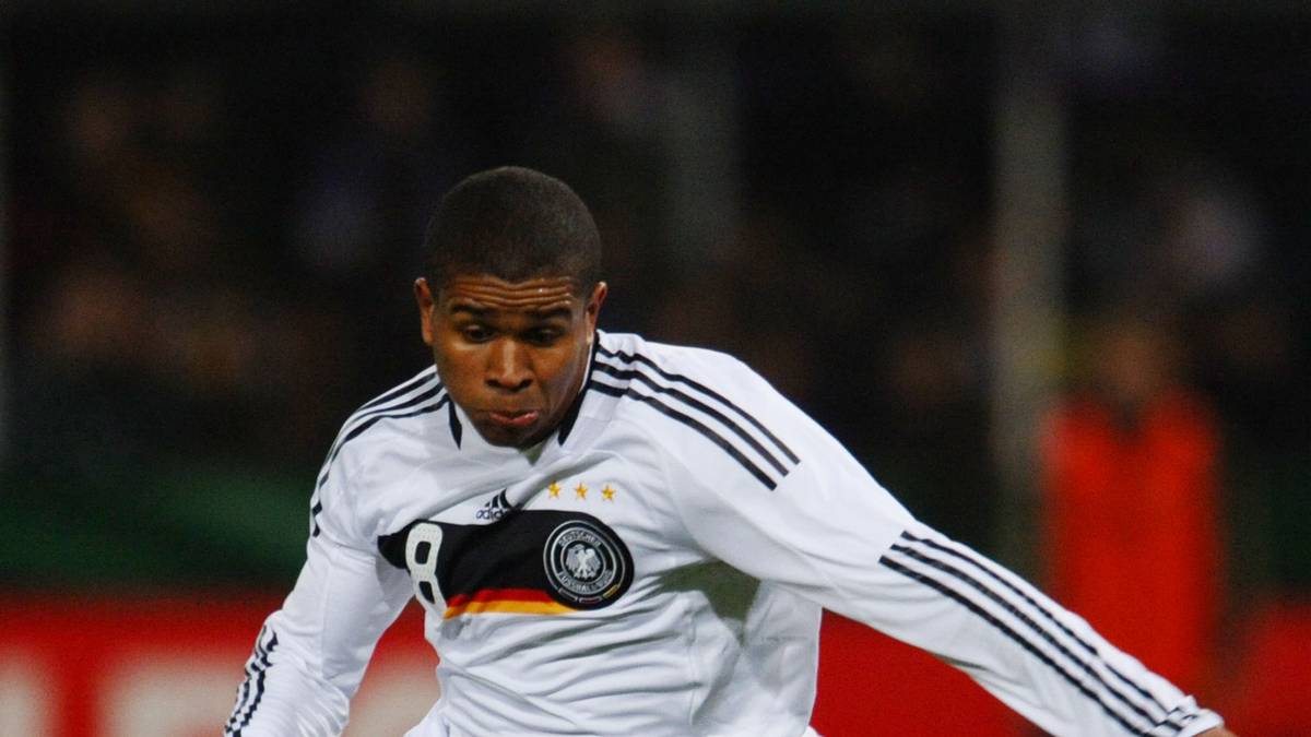 CHINEDU EDE: Der Berliner Jung ist der dritte Angreifer im Hrubesch-Team, einen Einsatz bekommt er nicht. Steht nach einer Odysse über Zypern, Niederlande und Thailand derzeit beim Regionalligisten VSG Altglienicke unter Vertrag