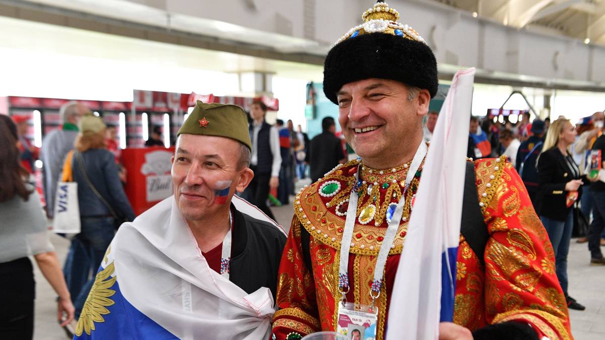 Die russischen Fans haben sich rechtzeitig zum Auftakt in Schale geworfen