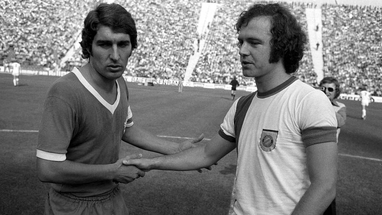 Rudi Assauer (l.) als Kapitän der Bremer und Franz Beckenbauer (r.) als Kapitän der Bayern