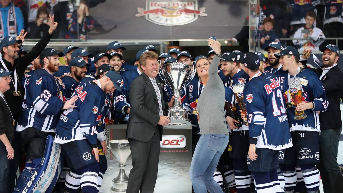 DEL-Geschäftsführer Gernot Tripcke (l.) war zur Gründung selbst noch als Fan auf der Tribüne. Die Jubiläumssaison sieht er als große Chance, die Marke Eishockey noch populärer zu machen: "Die breite Öffentlichkeit ist jetzt aufmerksam geworden. Alle haben mal rangeschnuppert und sind von diesem Virus infiziert", sagte er bei SPORT1. Die DEL-Titelträger der DEL im Überblick