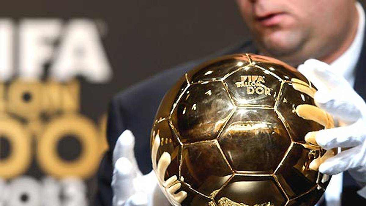 Um diese Trophäe geht es am 12. Januar 2015 in Zürich. Den FIFA Ballon d'Or gibt es für den besten Fußballer der Welt. Der Preis wird seit 2010 vergeben und ist eine Verschmelzung der Auszeichnungen Weltfußballer des Jahres und Ballon d?Or. SPORT1 zeigt prominente Gewinner