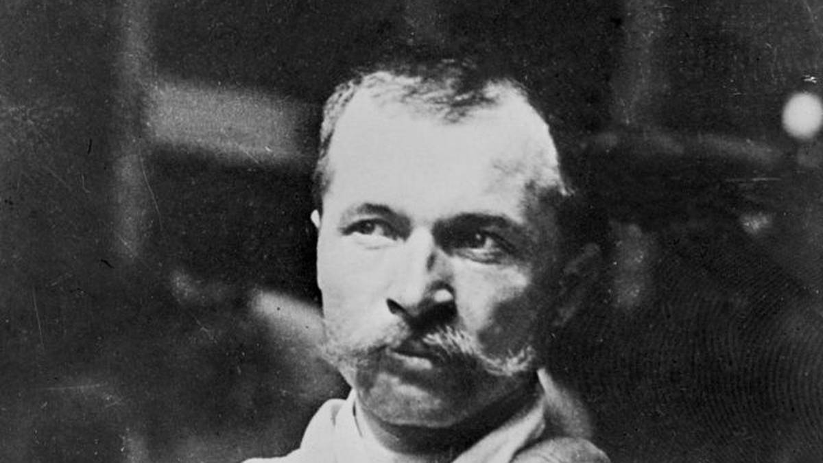 Betrug gehört von Beginn an zur Tour de France. 1904 nutzen der siegreiche Franzose Maurice Garin und drei Weggefährten Abkürzungen über Waldwege und die Eisenbahn, um schneller ans Etappenziel zu kommen. Monate später fliegt der Betrug auf. Garin und seine Mitreisenden werden gesperrt, die Tour hat ihren ersten großen Skandal