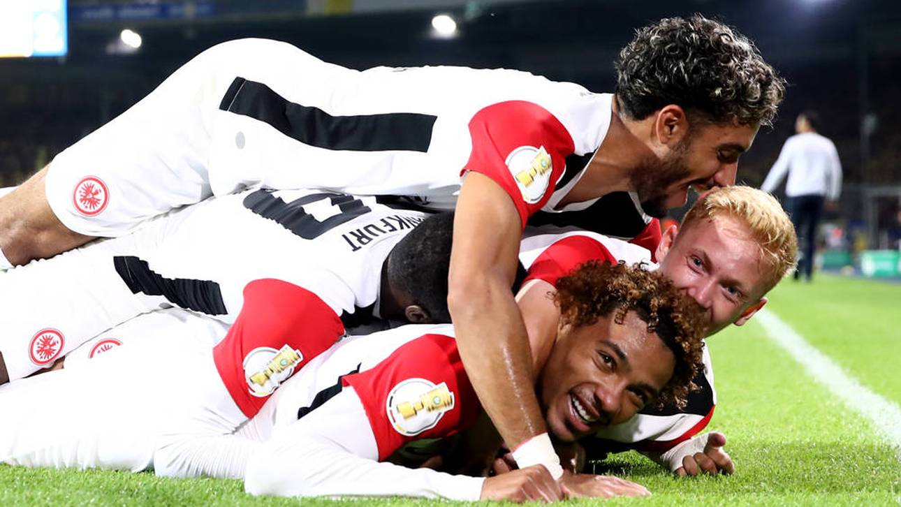 Hugo Ekitike, Hugo Larsson und Omar Marmoush bejubeln den Treffer zum 3:0