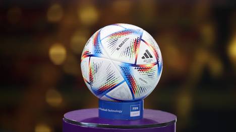 Der Sportartikelhersteller adidas hat „Al Hilm“ als offiziellen Spielball für die WM-Halbfinals, das Endspiel und das Spiel um Platz drei vorgestellt. 